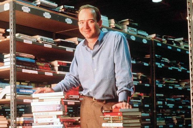 Jeff Bezos tại kho hàng của Amazon năm 1997. Ảnh: Getty. 